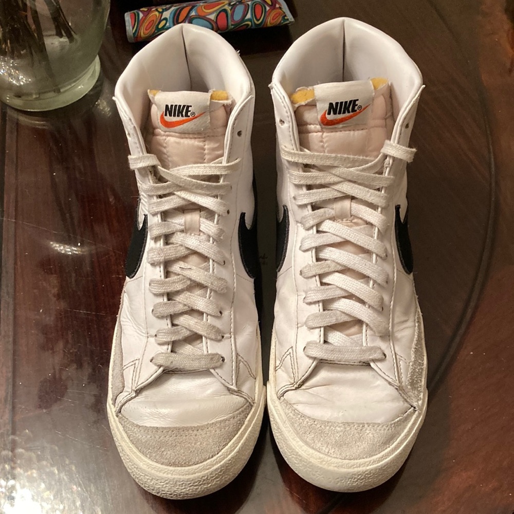 Nike White Sneakers Blazer Mid '77 Vintage
Men's 
Size 9.5
Style BQ6806-100